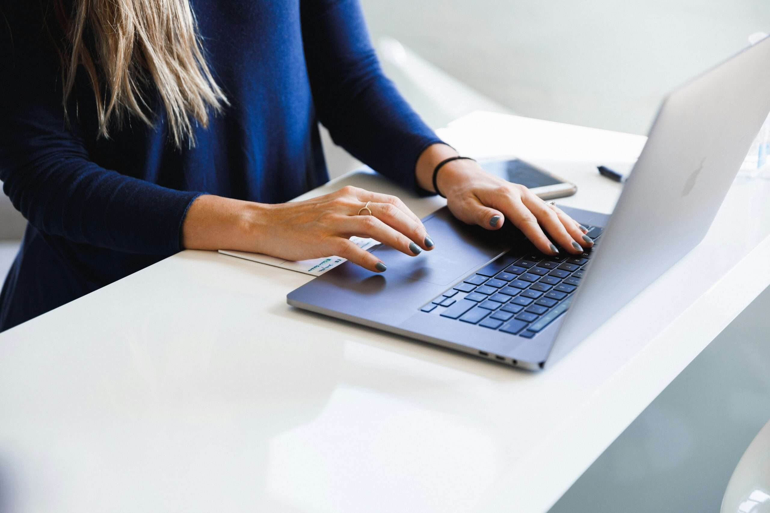 Eine Mitarbeiterin eines Unternehmens checkt die Firmenwebsite auf Barrierefreiheit.